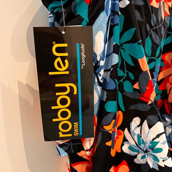 NWT plus size 1 piece swimsuit - Picture 4 of 7